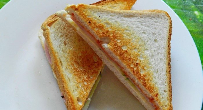 Сэндвич с огурцом и ветчиной