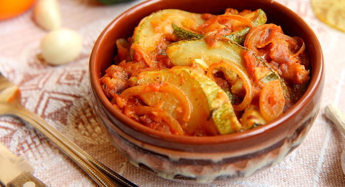 Кабачки в томатно-луковом соусе