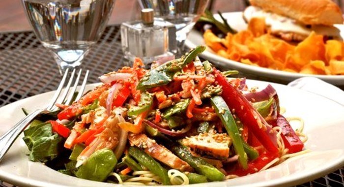 Салат из курицы со сладким перцем, имбирем и лимонником