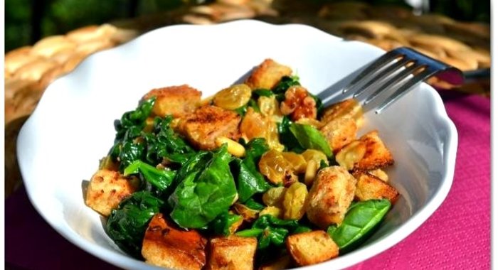 Салат из шпината, изюма и кедровых орешков