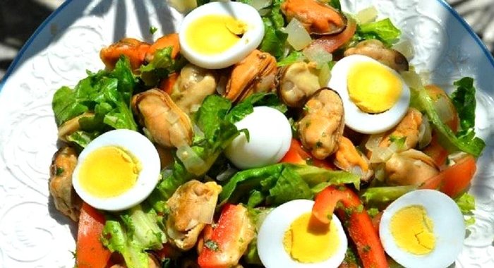 Средиземноморский салат с мидиями