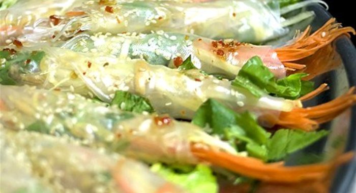 Запеченные на гриле креветки в рисовой бумаге