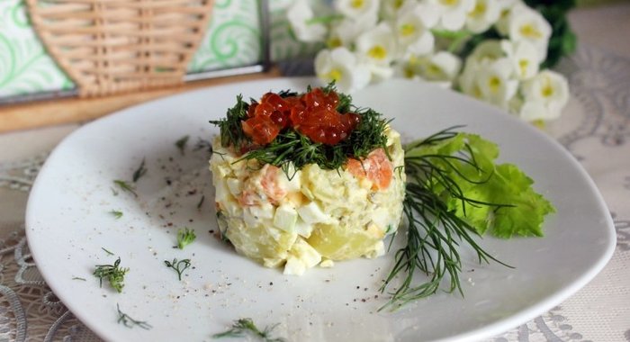 Картофельный салат с красной рыбой и икрой