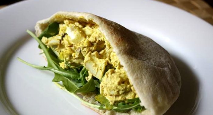 Яичный салат с рукколой и фисташками