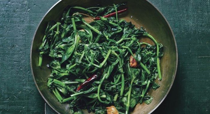 Побеги гороха с перцем чили