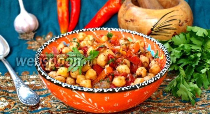 Нут с помидорами и сладким перцем