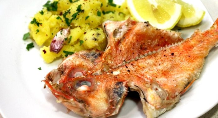 Морской окунь, запеченный в духовке с картофелем