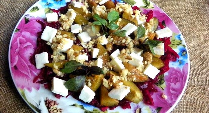 Свекольный салат со сливами и брынзой
