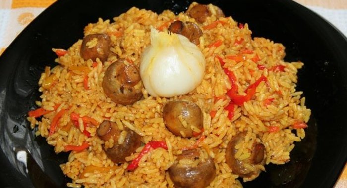 Вегетарианский плов с грибами