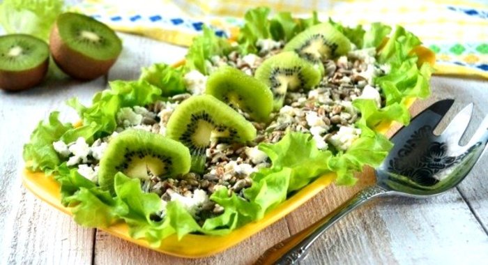 Зелёный салат с киви и семечками