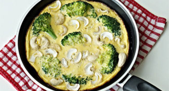 Омлет с брокколи и кешью