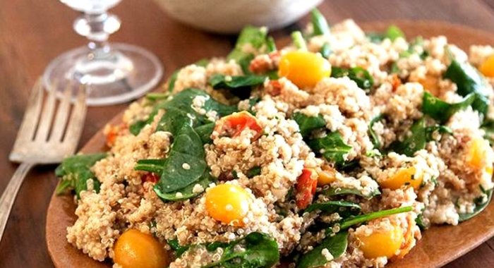 Салат из рисовой лебеды и запеченных помидоров