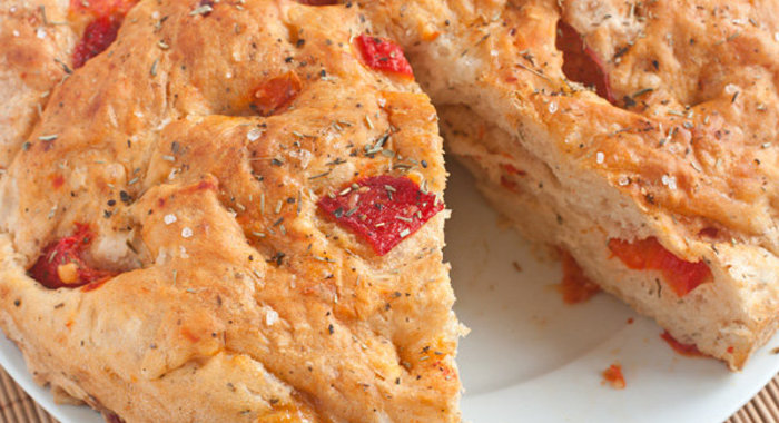 Хлеб с запеченным перцем и травами