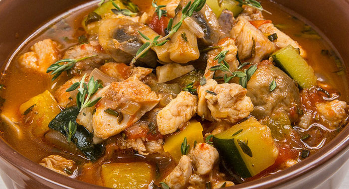 Курица, тушенная с овощами и прованскими травами
