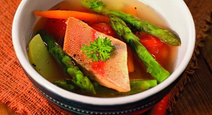 Золотая форель в остром бульоне с овощами