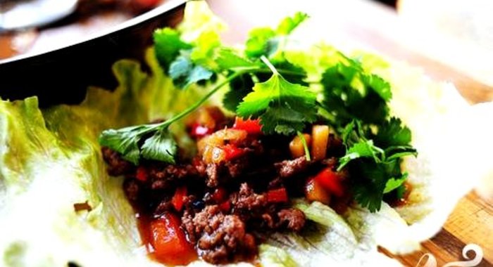Листья салата с мясной начинкой