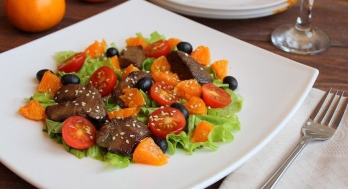 Салат с куриной печенью и мандаринами