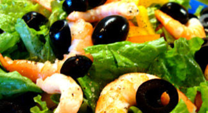 Салат из креветок, горбуши, зелени и овощей