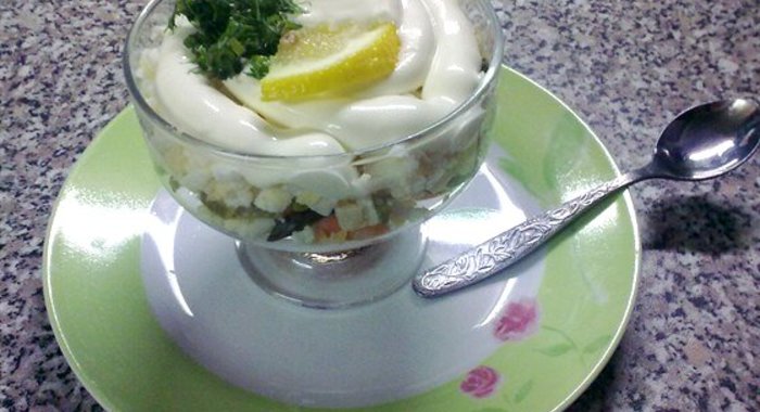 Закуска из креветок и маринованных огурцов