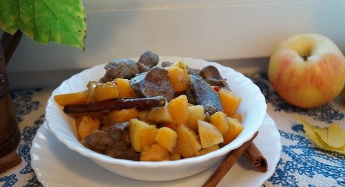 Куриная печень с тыквой и яблоками