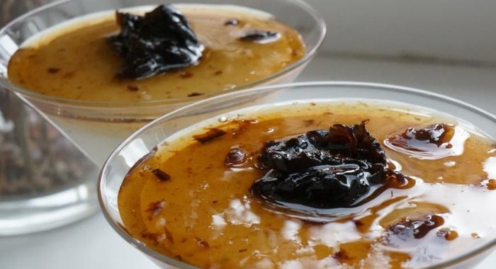 Кокосовый крем Манжа с черносливовым соусом