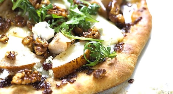 Пицца с сыром и грушей