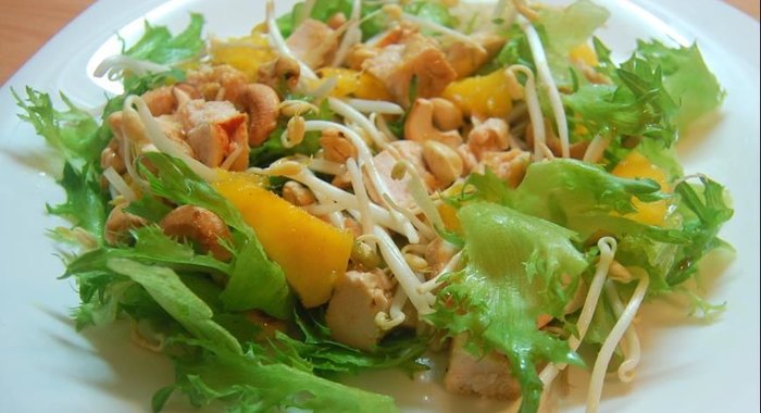 Салат с курицей, манго и кешью