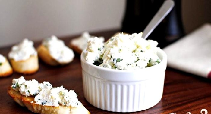Домашняя рикотта с лимоном и базиликом