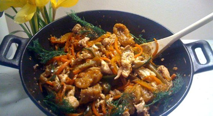 Отварная курица с соусом из овощей и клецками, жареными в китайской смеси пяти пряностей