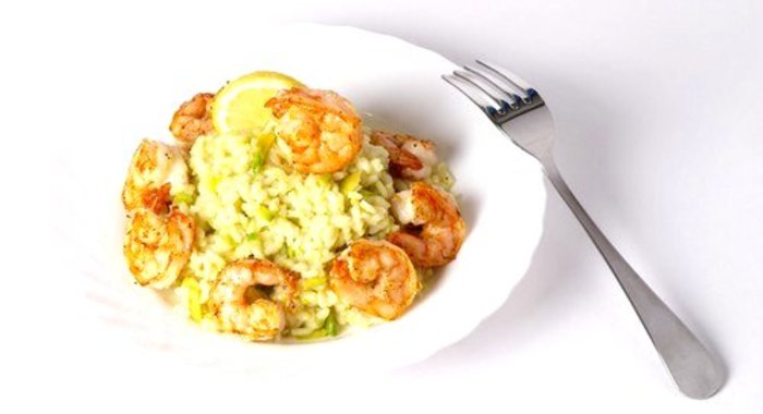 Креветки с апельсиновым соком, луком и пряностями