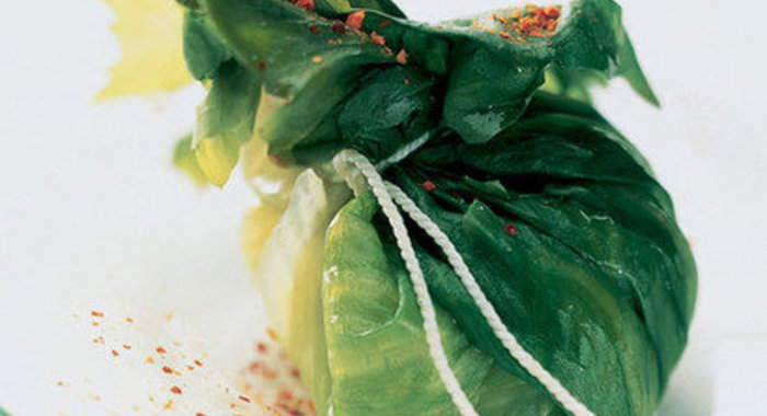 Овощи с кускусом в салатных листьях