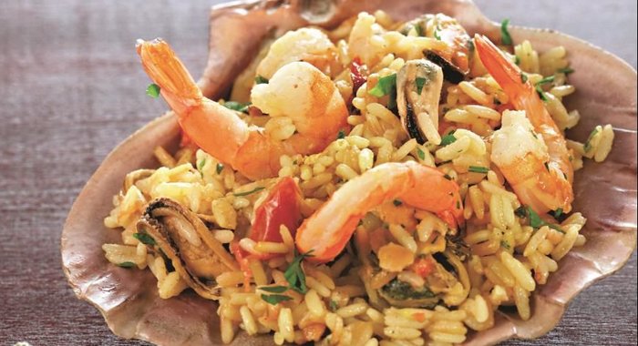 Плов с креветками и мидиями