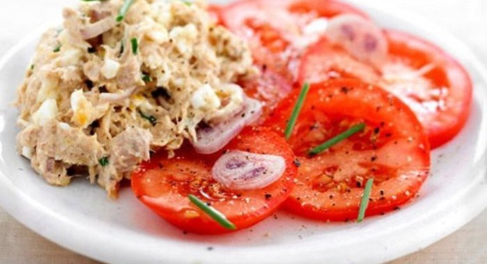 Тунец с помидорами