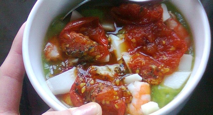 Суп-пюре из кабачков с креветками, запеченными помидорами черри и козьим сыром