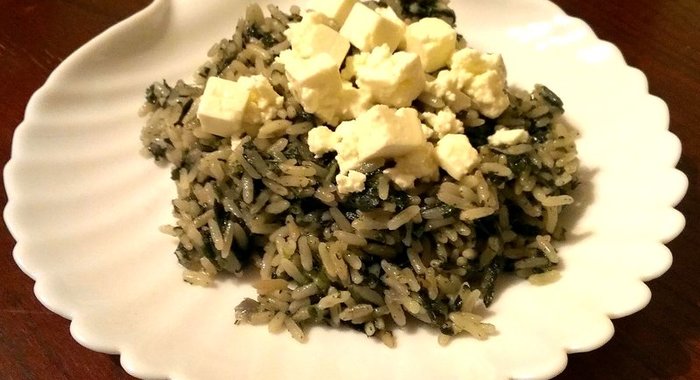 Греческая рисовая каша «Spanakorizo» со шпинатом и сыром фета