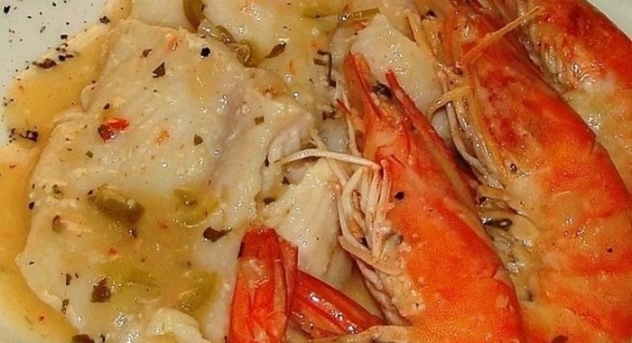 Морской язык с соусом и креветками