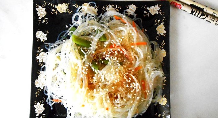 Теплый салат с фунчозой