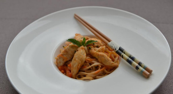 Удон с курицей и манго