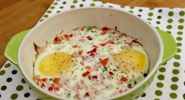 Яичница с беконом в духовке