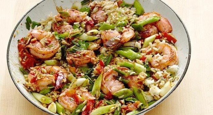 Острые креветки с рисом и овощами