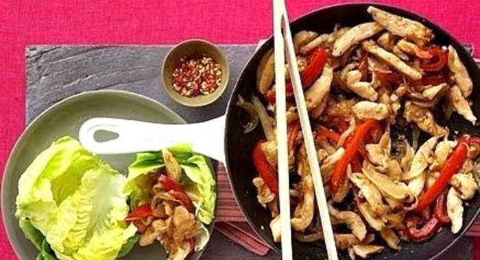 Жаркое из курицы с болгарским перцем и салатом