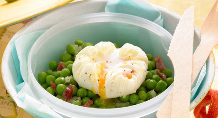 Зеленый горошек с ветчиной и яйцом