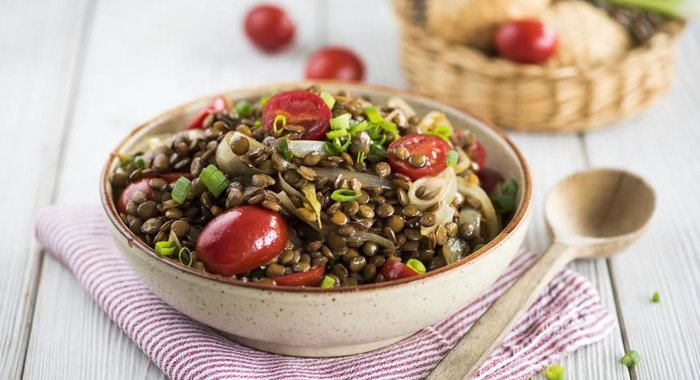 Салат из чечевицы с жареным луком и пряностями