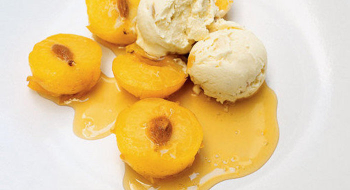 Сливы в меду и мороженое с медом, нугой и имбирем