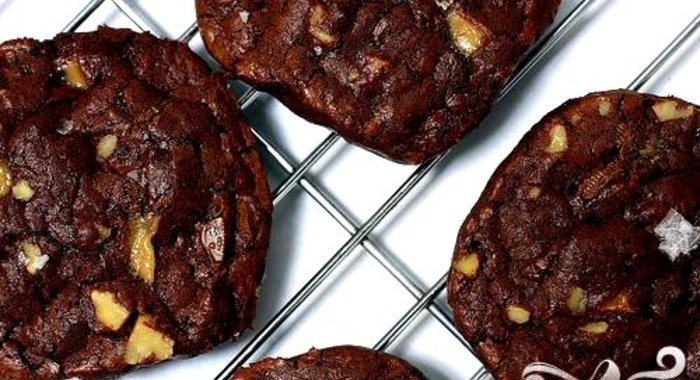 Шоколадное печенье с карамелью и орехами