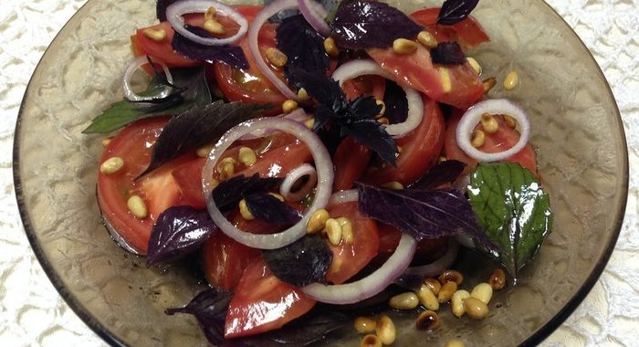 Салат с помидорами и кедровыми орешками