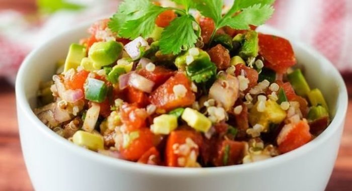 Салат с киноа и нутом