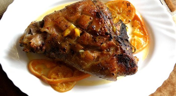 Рулька свиная, запеченая на мандаринах
