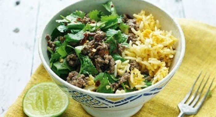 Говядина по-тайски с жареным рисом и яйцом