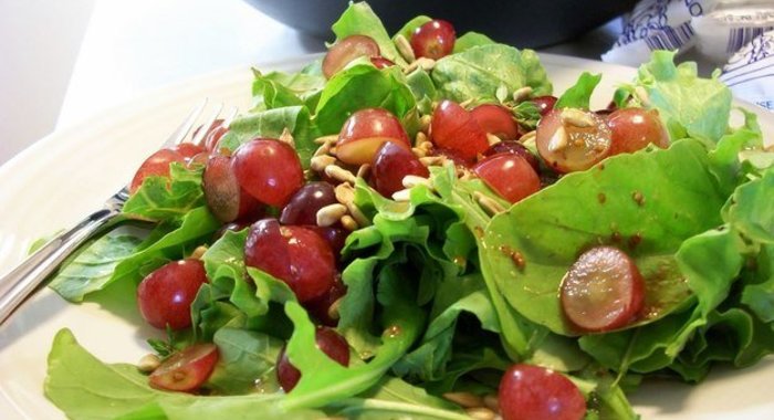 Салат из рукколы и винограда с семечками подсолнечника